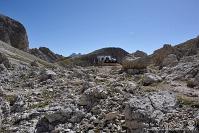 064 Rifugio Antermoia - sullo sfondo la Marmolada