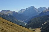 076 Sullo sfondo Campitello di Fassa e la Marmolada 