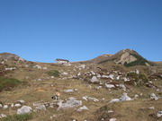 stiamo arrivando ai Piani dell'Alben, si vede il Rifugio Gherardi m. 1650