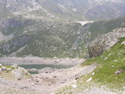 Lago Sucotto, sopra si intravede il Rif. Cernello