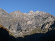 panorama salendo, si vede la roccia nera dove quando vengono aperte ci sono le cascate del Serio