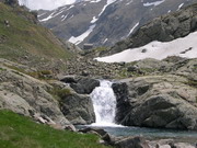 si intravede il Rifugio Barbellino