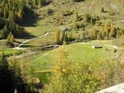 Lago del Prato, sullo sfondo il sentiero che porta al rifugio Longo