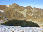 il lago con sfondo il Montebello